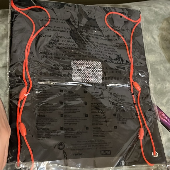 Black Widow bundle: Ticket, 27x40 Movie poster, napsack & button pins Scarlett - Picture 5 of 5